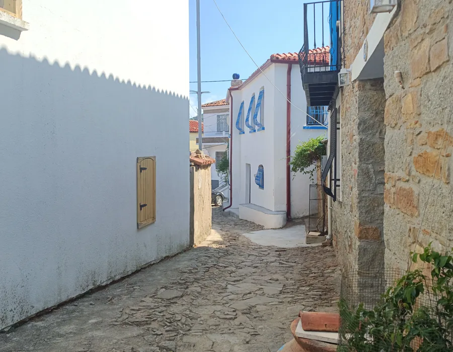 Ruelle pittoresque d’un village méditerranéen catalan