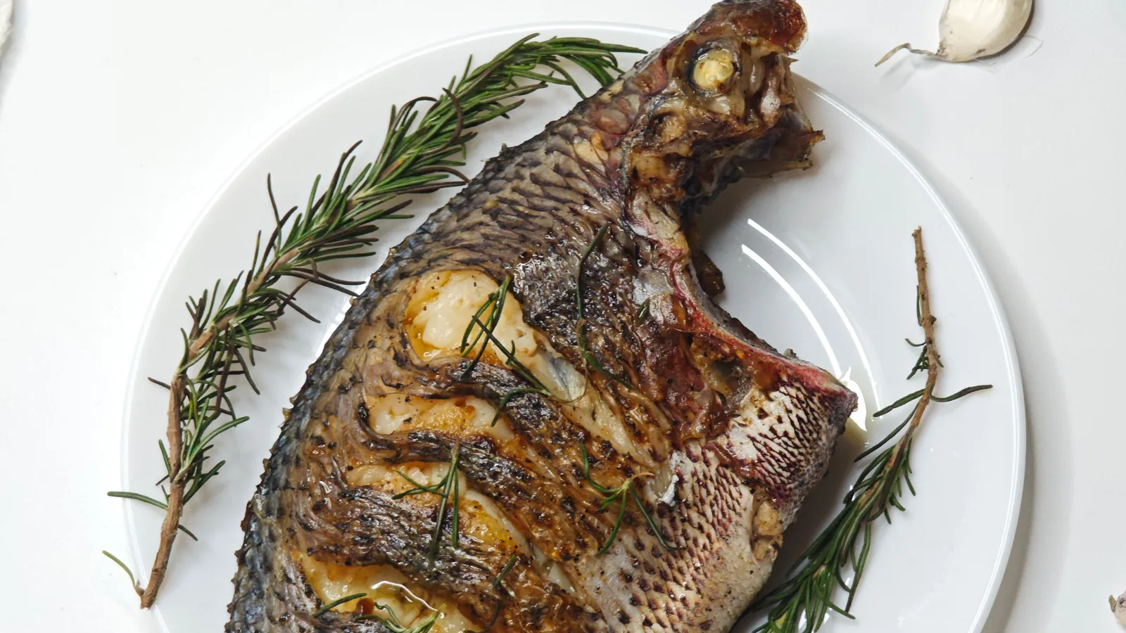 Poisson entier grillé à la plancha, spécialité de la côte catalane