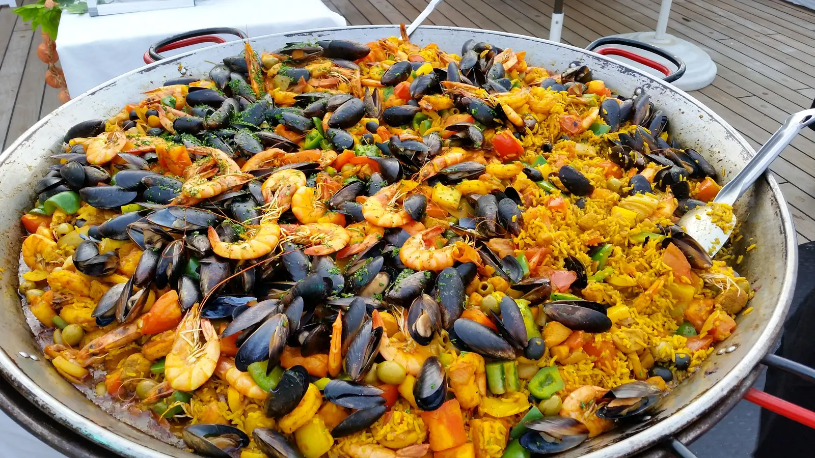 Plat de spécialités catalanes servi à Canet-en-Roussillon